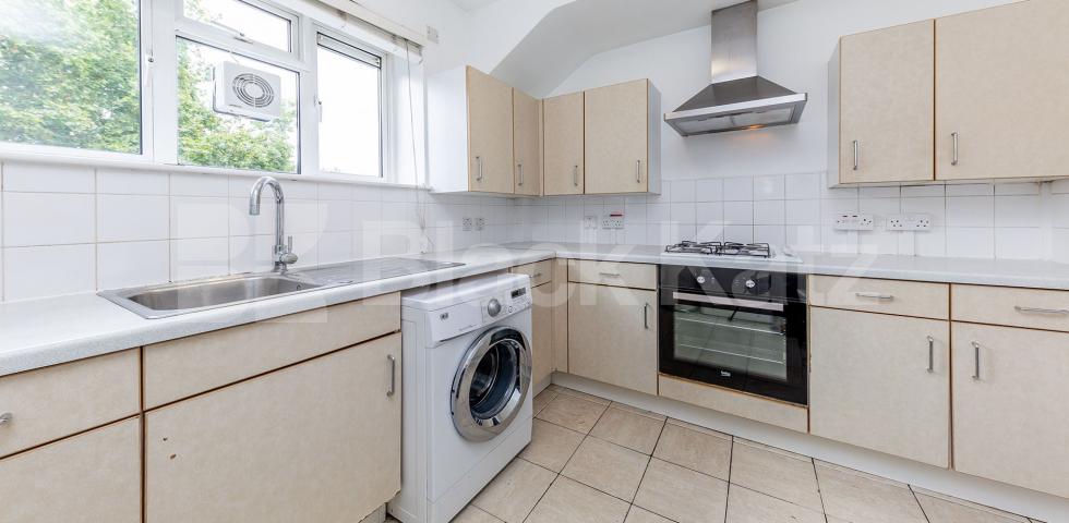 			AMAZING 4 /5 BED IN CAMDEN!, 5 Bedroom, 1 bath, 1 reception Flat			 Crowndale Road, CAMDEN / KINGS CROSS
